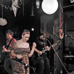 R.J. belting out a lead while Ellie is groovin&#39;