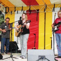 Piper and band take the stage. This and the remainder of the photos were taken by Don Shorock.